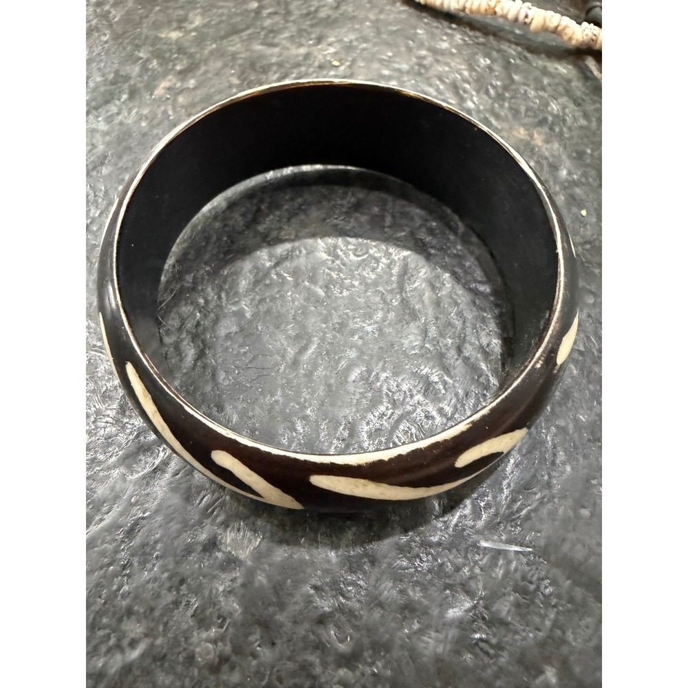 Vintage 70s Boho Chunky Wood Bangle Bracelet Dark Coconut Husk Wavy Inlay Brown‎